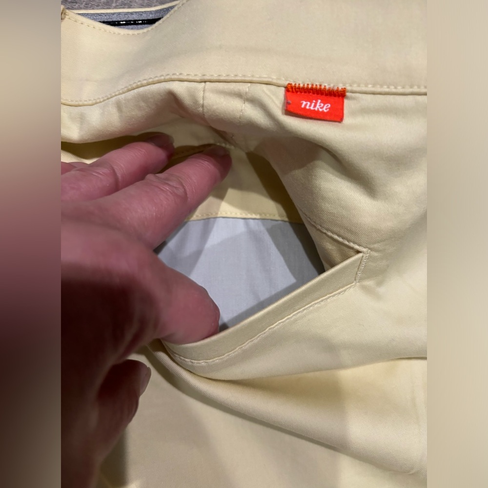 NIKE SHORTS SZ 42
** G O L F ** Attire ~
————————————— - Picture 2 of 10